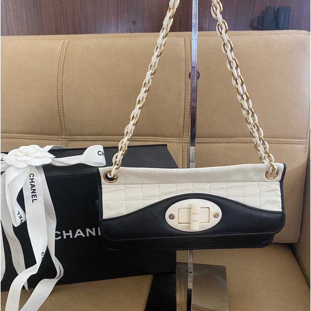 SALE-TODAY ONLY‼️ Retail $3,000 Vintage Chanel Choco Bar 2.55 bag-RARE